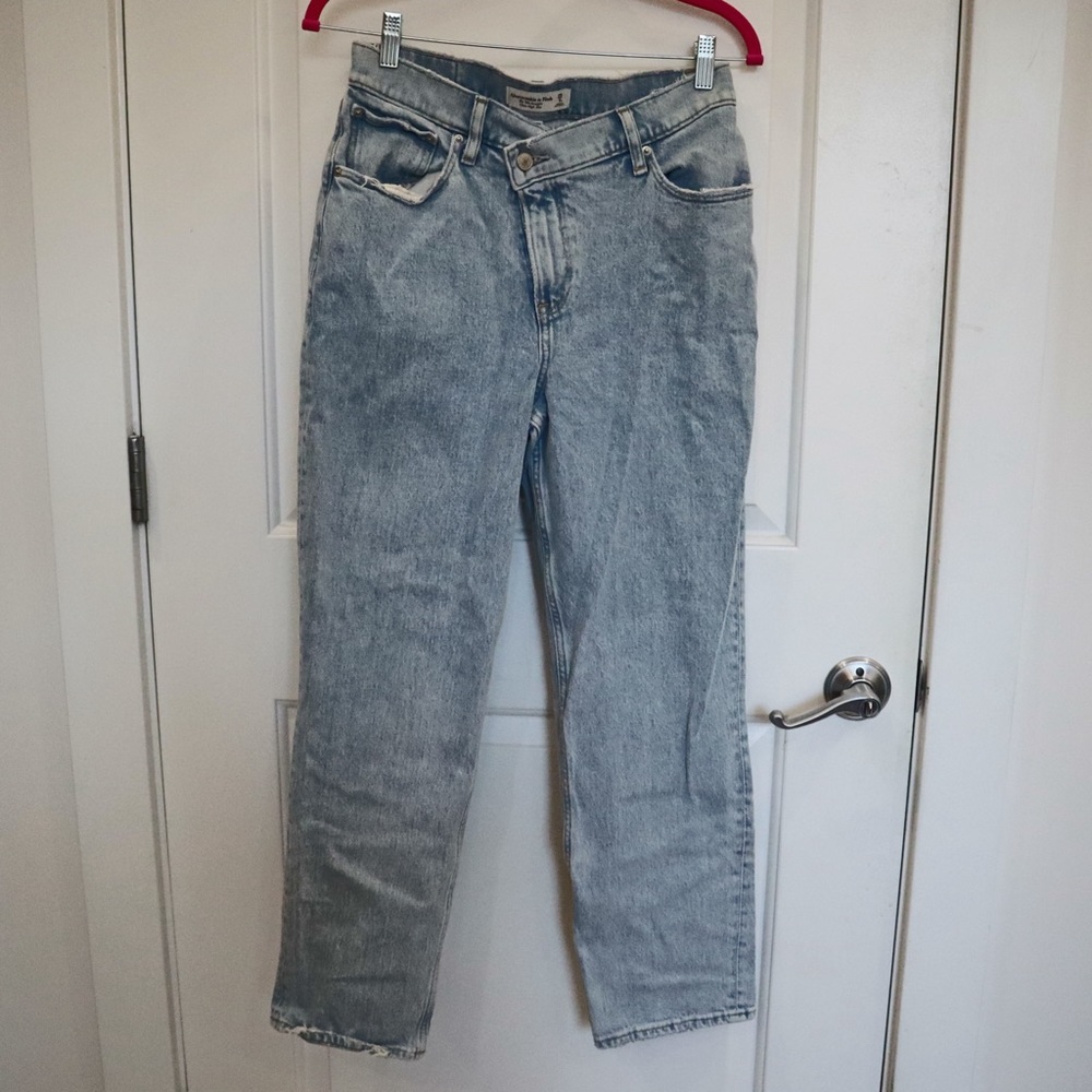 A&F Curve Love Ultra High Rise 90s Straight with crossover waist 29/8S
